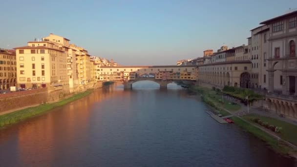 Florence Ponte Vecchio Bridge and City Skyline in Italy. — Stock Video