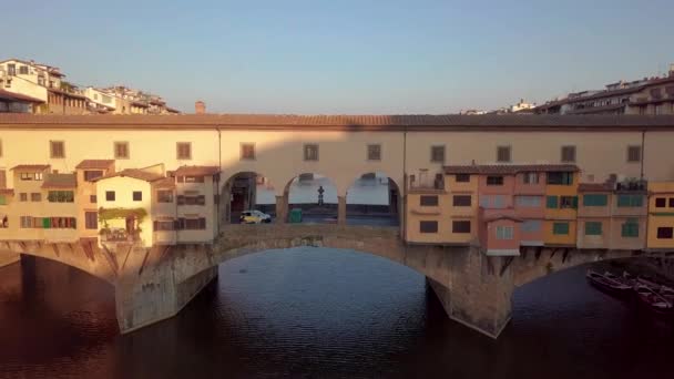 Εναέρια άποψη. Γέφυρα Ponte Vecchio της Φλωρεντίας και στον ορίζοντα της πόλης στην Ιταλία. — Αρχείο Βίντεο