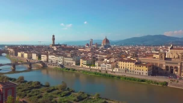 Εναέρια άποψη. Γέφυρα Ponte Vecchio της Φλωρεντίας και στον ορίζοντα της πόλης στην Ιταλία. — Αρχείο Βίντεο