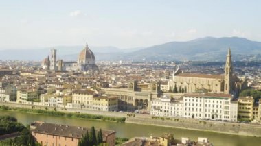 Florence, Toskana, İtalya hava görünümünü. Floransa çatılar üzerinden uçan.