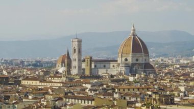 Florence, Toskana, İtalya hava görünümünü. Floransa çatılar üzerinden uçan.