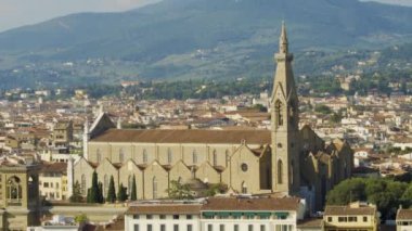 Florence, Toskana, İtalya hava görünümünü. Floransa çatılar üzerinden uçan.