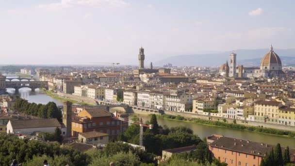 Florence, Toskana, İtalya hava görünümünü. Floransa çatılar üzerinden uçan. — Stok video