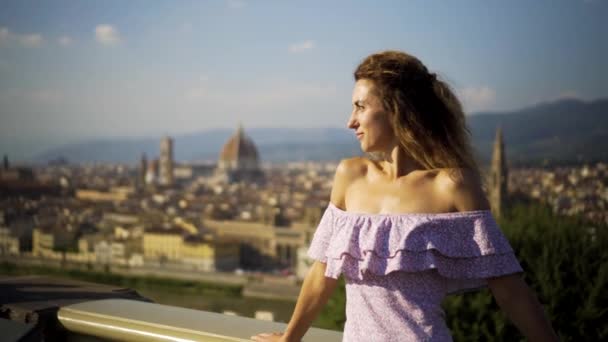 Ragazza che guarda nella mappa della città. Ragazza attraente in esplorare nuovo posto. 4K . — Video Stock