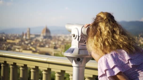 Tânăra fată se uită la peisaj cu spyglass. Florenţa, Italia — Videoclip de stoc