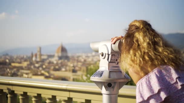 Giovane ragazza guarda il paesaggio con il cannocchiale. Firenze, Italia — Video Stock