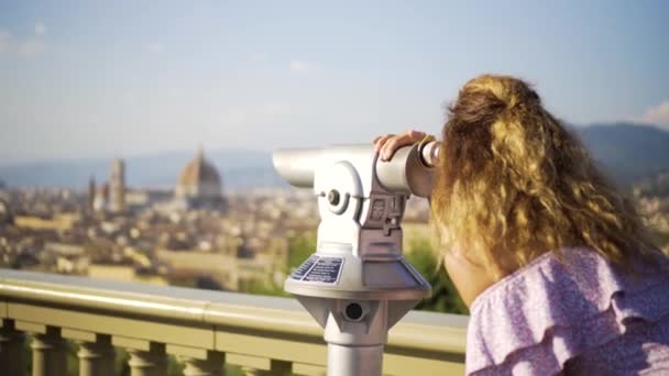 Giovane ragazza guarda il paesaggio con il cannocchiale. Firenze, Italia — Video Stock