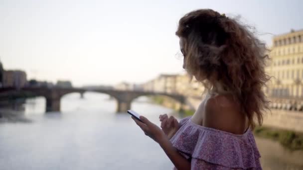 Дівчина вводить повідомлення на смартфон — стокове відео