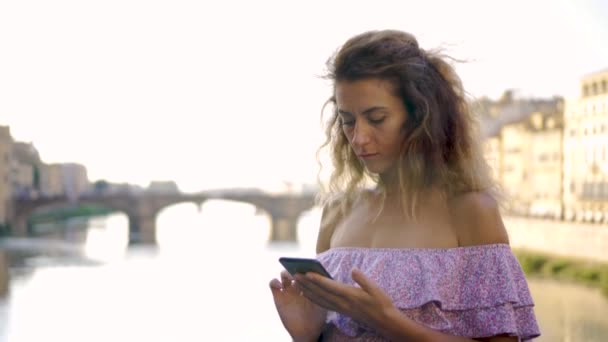 Дівчина вводить повідомлення на смартфон — стокове відео