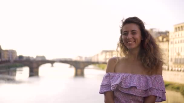Макро портрет красива дівчина посміхаючись щасливі, дивлячись на камеру у Флоренції — стокове відео