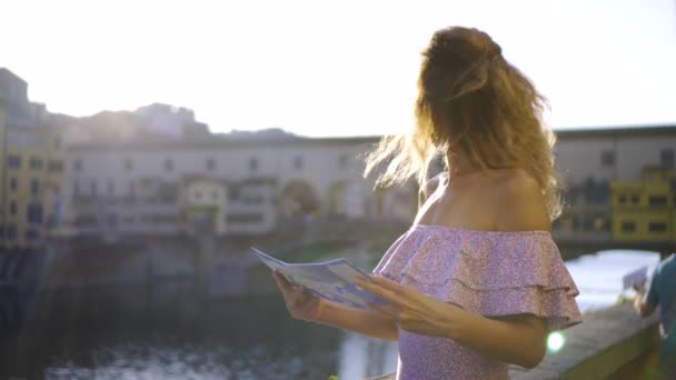 Young Lady Búsqueda Ubicación En Mapa De La Ciudad De Florencia, Mujer Turística Perdida En La Ciudad — Vídeo de stock