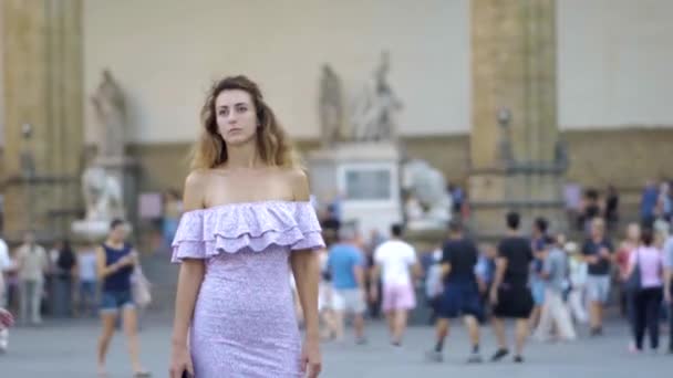 Vrouw lopen op zonnige lente stad straat in Europa. Stijlvolle meisje verkennen van de oude stad alleen. — Stockvideo