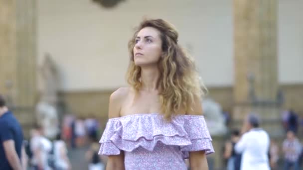 Donna a piedi a soleggiata strada della città di primavera in Europa. Ragazza elegante esplorare la città vecchia da solo . — Video Stock