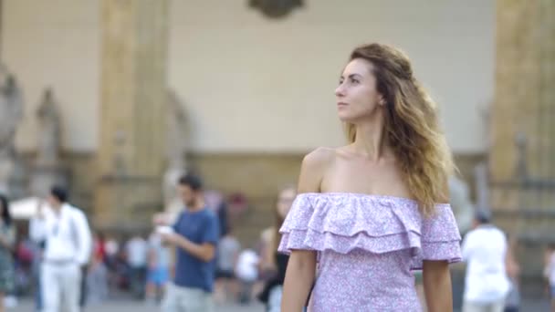 Mulher andando na ensolarada rua da cidade primavera na Europa. Menina elegante explorando a cidade velha sozinho . — Vídeo de Stock