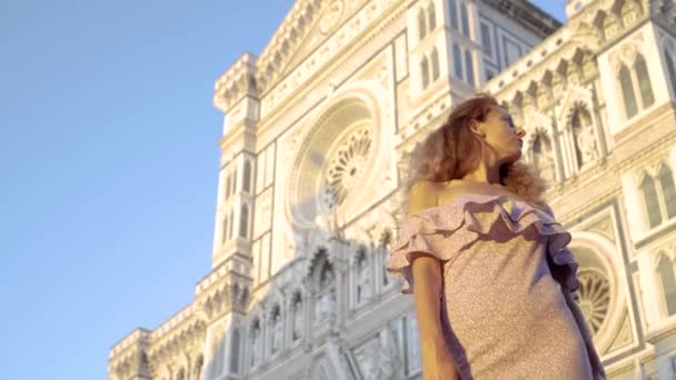 Menina no fundo da Catedral da Catedral de Santa Maria del Fiore em Florença — Vídeo de Stock