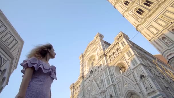 Dívka na pozadí Cathedral Katedrála Santa Maria del Fiore ve Florencii — Stock video