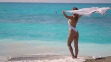 seksi kız beyaz bir geliştirme ile pareo güzel tropikal deniz arka plan üzerinde