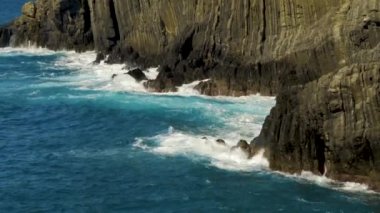 kayalık sahil, dalgalar kayaların üzerinde 4 k kırmak.