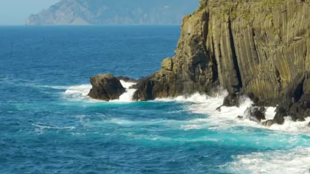 Côte rocheuse, les vagues se brisent sur les rochers, 4k — Video