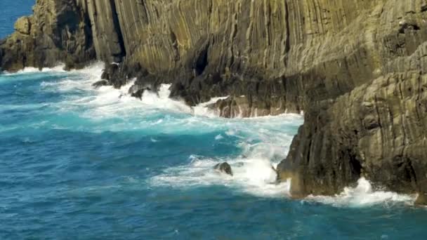 Costa rocosa, las olas se rompen en las rocas, 4k — Vídeos de Stock