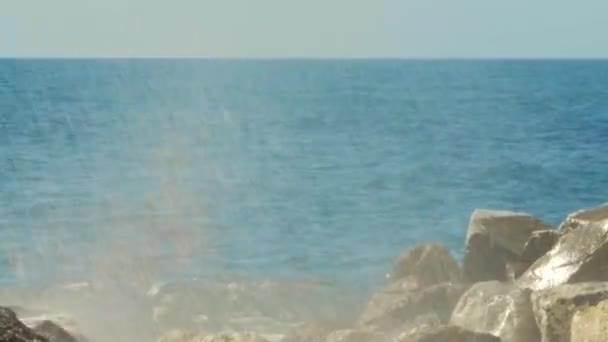 Prolomit vlny na kameny, krásné stříkance fly od sebe, 4k — Stock video