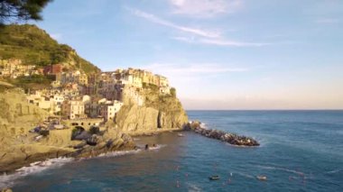 Manarola Köyü, İtalya 'nın Cinque Terre Sahili. Manarola, İtalya 'nın kuzeyindeki Liguria eyaletinin La Spezia eyaletine bağlı küçük bir kasabadır..