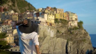 Şapkalı kız şehir Manarola İtalya görünüyor