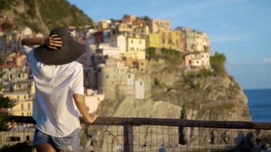 Şapkalı kız şehir Manarola İtalya görünüyor