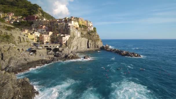 Manarola Village, Cinque Terre Coast Olaszország. Manarola egy kis város La Spezia tartományban, Liguria, Észak-Olaszország és az egyik az öt Cinque terre látnivalók turista látogató Olaszország. — Stock videók