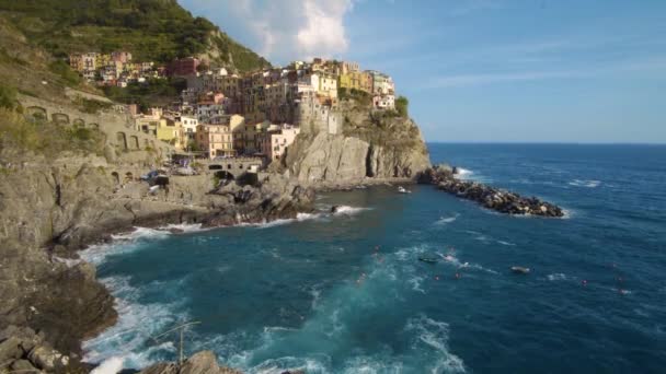 Manarola Köyü, İtalya 'nın Cinque Terre Sahili. Manarola, İtalya 'nın kuzeyindeki Liguria eyaletinin La Spezia eyaletine bağlı küçük bir kasabadır.. — Stok video