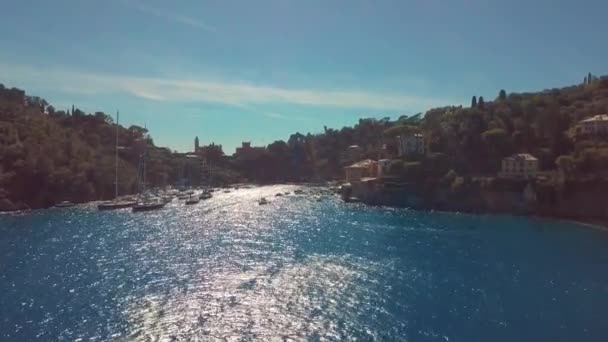 Portofino, Italia, Los buques se mueven a través del estrecho cerca de la ciudad costera en el día soleado de verano. Vista aérea — Vídeos de Stock