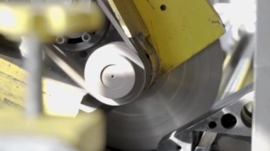 Yakın çekim. Metal kesme makinası