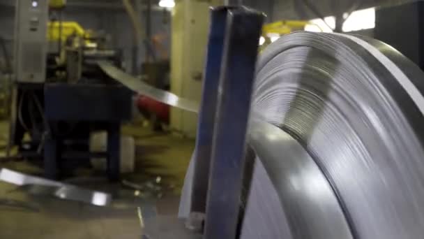 Trommel van de machine rollen op een metalen fabriek — Stockvideo