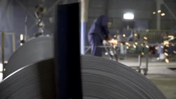 Барабан прокатного станка на металлическом заводе — стоковое видео