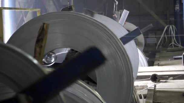 Trommel van de machine rollen op een metalen fabriek — Stockvideo