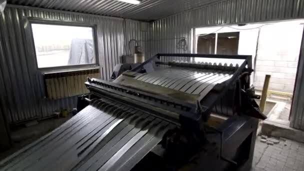 Blechschneidemaschine für die Produktion von Stahlrohren. Maschine zum Schneiden von Stahlblech. Industriemaschine zum Schneiden von Stahlcoils. — Stockvideo