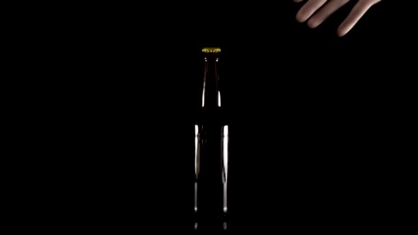 Main prend une bouteille de bière — Video