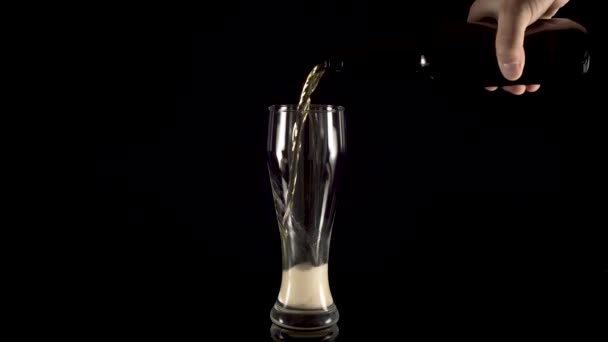 Verser Bière Dans Verre Bière Sur Fond Noir — Video