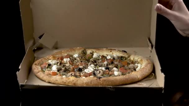 Openen van een doos met heerlijke pizza — Stockvideo