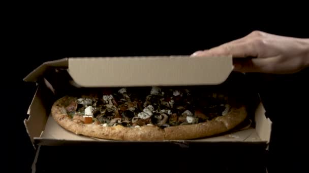 Ouvrir une boîte de délicieuses pizzas — Video