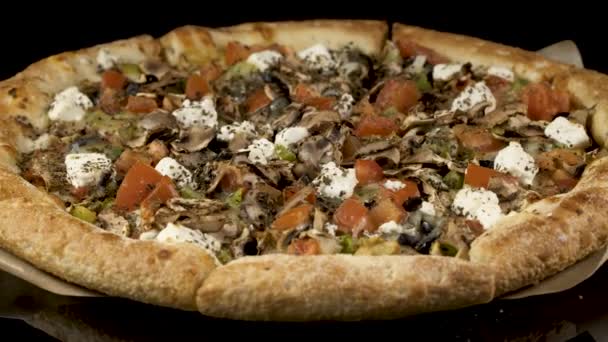 Rotierende leckere Pizza — Stockvideo