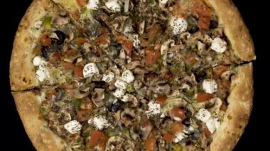 siyah bir zemin üzerine lezzetli iştah açıcı pizza döndürme