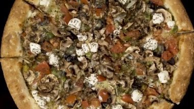 siyah bir zemin üzerine lezzetli iştah açıcı pizza döndürme