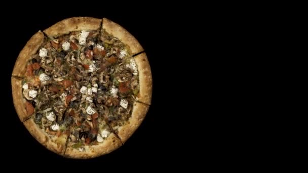 Pizza rotativa com salsicha defumada e azeitonas sobre fundo preto. Visão superior orientação centro — Vídeo de Stock