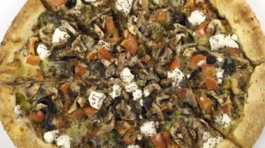 beyaz bir arka plan üzerinde dönen güzel pizza. yukarıdan görüntülemek