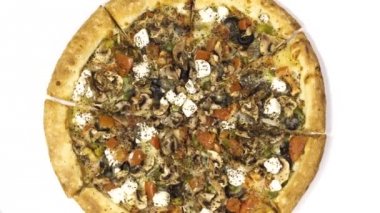 Tütsülenmiş sosis ve beyaz zemin üzerine zeytin pizza döner. Üstten görünüm merkezi yönlendirme