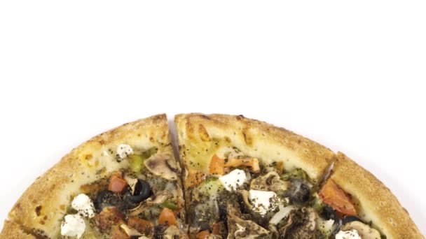 Обертається смачна піца на білому тлі. вид зверху — стокове відео