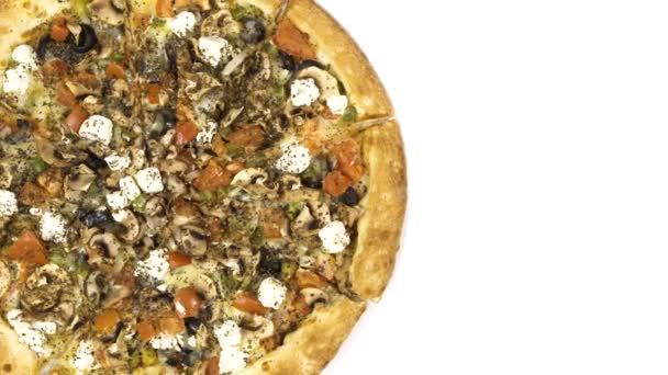 Περιστρεφόμενη νόστιμη πίτσα σε λευκό φόντο. θέα από ψηλά — Αρχείο Βίντεο