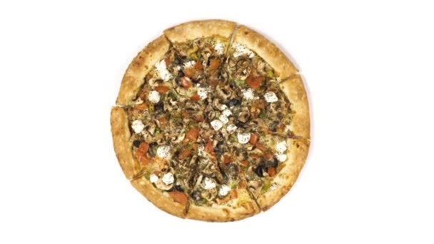 Pizza giratoria con salchicha ahumada y aceitunas sobre fondo blanco. Orientación centro vista superior — Vídeos de Stock