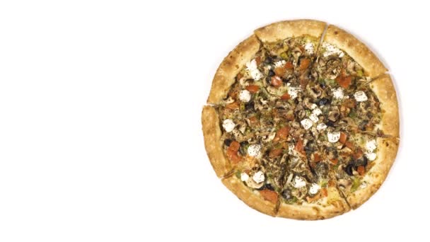 Pizza rotativa com salsicha defumada e azeitonas sobre fundo branco. Visão superior orientação centro — Vídeo de Stock